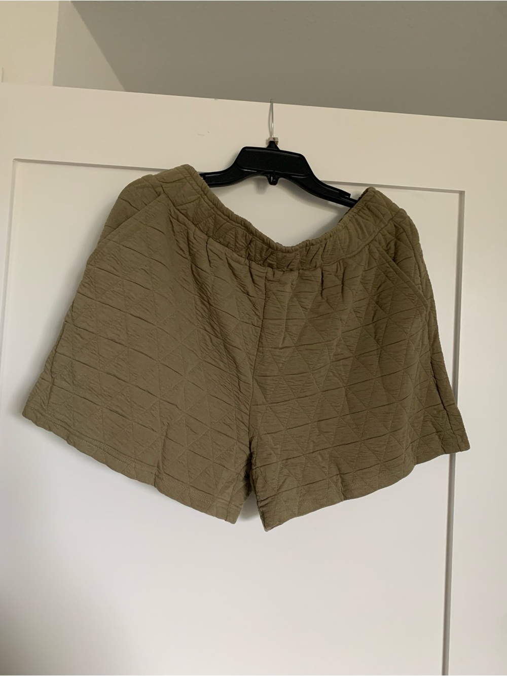 See And Be Seen Quilted Relaxed Women's Shorts in Olive Green NWT 🌴